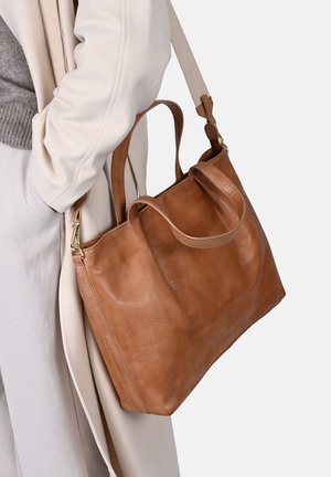 Borsa a tracollo in pelle marrone con una texture morbida e doppi manici, caratterizzata da un design semplice e una tracolla regolabile.