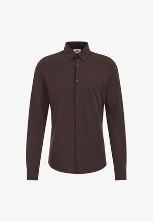 Camisa de manga larga marrón hecha de una tela suave, con un cuello abotonado, botones negros y un pequeño logotipo en el pecho.