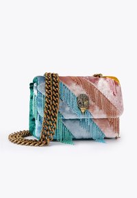 Borsa in velluto con motivo a zigzag in teal, rosa e corallo. Dettaglio di frange di perline intricate e tracolla in catena dorata. Chiusura in ottone.