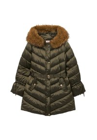 Abrigo acolchado color verde oliva con capucha forrada de piel marrón, cintura ceñida y botones decorativos. Presenta un acolchado en forma de chevron y dos bolsillos laterales.