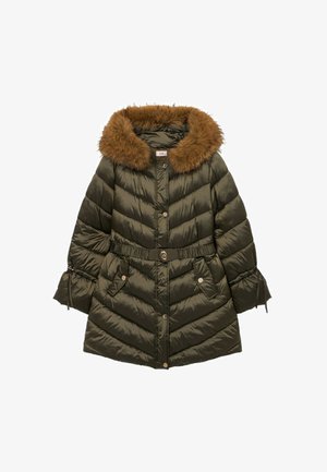 Oliwkowo-zielony pikowany płaszcz z kapturem podszytym brązowym futrem, taliowany i ozdobiony guzikami. Posiada przeszycia w kształcie jodełki oraz dwie boczne kieszenie.