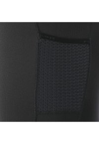 Närbild av svart tyg med en rektangulär andningsbar meshpanel och synlig söm runt kanterna.