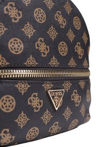 Mochila de cuero negro con un patrón repetido de logotipos dorados, acentuada con una cremallera en tono dorado y un emblema triangular de la marca.
