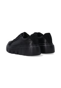Schwarze Sneakers aus einer Kombination aus glattem Leder und Wildleder, mit runder Zehenkappe, dicker Sohle und Schnürdesign, das eine schräg gestellte Ferse und strukturierte Akzente aufweist.
