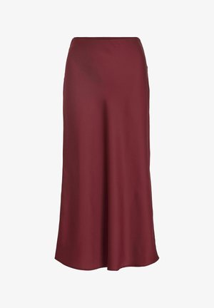 Kastanjefärgad satinklänning med en slät textur och enkel A-linje-design, med en rak midja och inga synliga dekorationer.