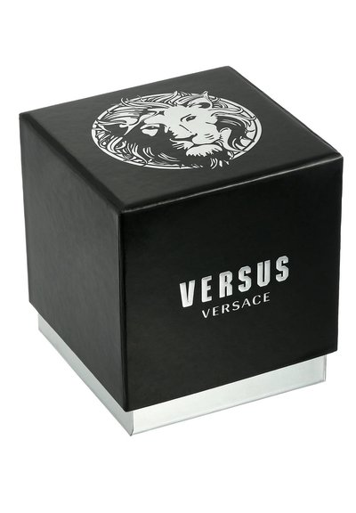 Mustal ruutuline kast hõbedase alusega. Siseosas on valge lõvikuvaatega ringikujuline disain ja "VERSUS VERSACE" hõbedaste tähtedega.