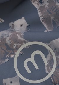 Tkanina bawełniana z szarobłękitnym tłem, ozdobiona ilustracjami niedźwiedzi w neutralnych tonach, z wyraźnym okrągłym logo.