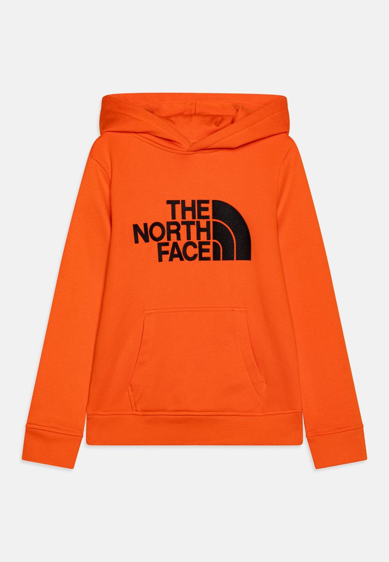 Sweatshirt laranja feito de tecido suave, com um bolso frontal e um grande logótipo preto da "The North Face" no peito. Capuz ajustável.