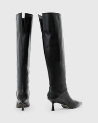 Stivali neri in pelle al ginocchio con punta affusolata, tacco stiletto sottile e design della gamba divisa. Presentano un accento rotondo sul retro.