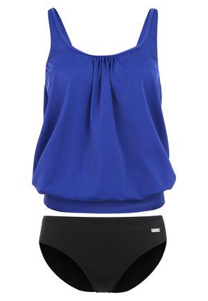 Modrý tankini vršek s nařasenými detaily a širokými ramínky, kombinovaný s černými bikinovými kalhotkami s malým metalickým akcentem.