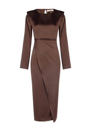 Braunes Satin-Kleid mit langen Ärmeln, hohem Kragen, Schlüsselrücken und einem Wickeldesign, das eine elegante Silhouette kreiert.