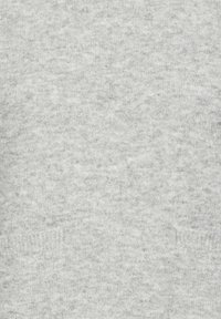 Felpa grigia in cotone con tessuto testurizzato, caratterizzata da un girocollo standard e due tasche frontali. Design semplice e minimalista.