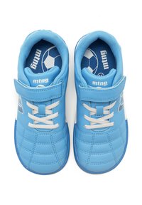 Zapatos de fútbol de color azul claro, hechos de material sintético, con un collar acolchado, detalles en blanco y un diseño de cordones con correa de velcro.