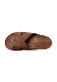 Braune Leder-Sandale mit überkreuzten Riemen und strukturiertem Fußbett, flachem Design und abgerundeter Zehenpartie.