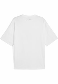 Hvid bomulds-t-shirt med løs pasform, korte ærmer og rund hals. Har et diskret "Porsche" logo trykt på bagsiden.