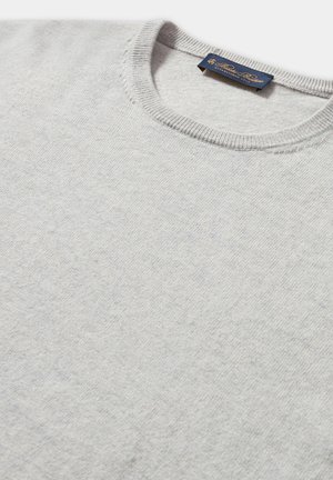 Svetle šedý bavlněný svetr s kulatým výstřihem, se žebrovaným lemem a manžetami. Výrazný šev podél výstřihu.
