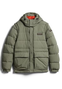 Grüne Daunenjacke mit Kapuze, die ein gestepptes Design aufweist, zwei aufgesetzte Fronttaschen und ein orangefarbenes Innenfutter hat. Mit einem Branding auf der Brust akzentuiert.