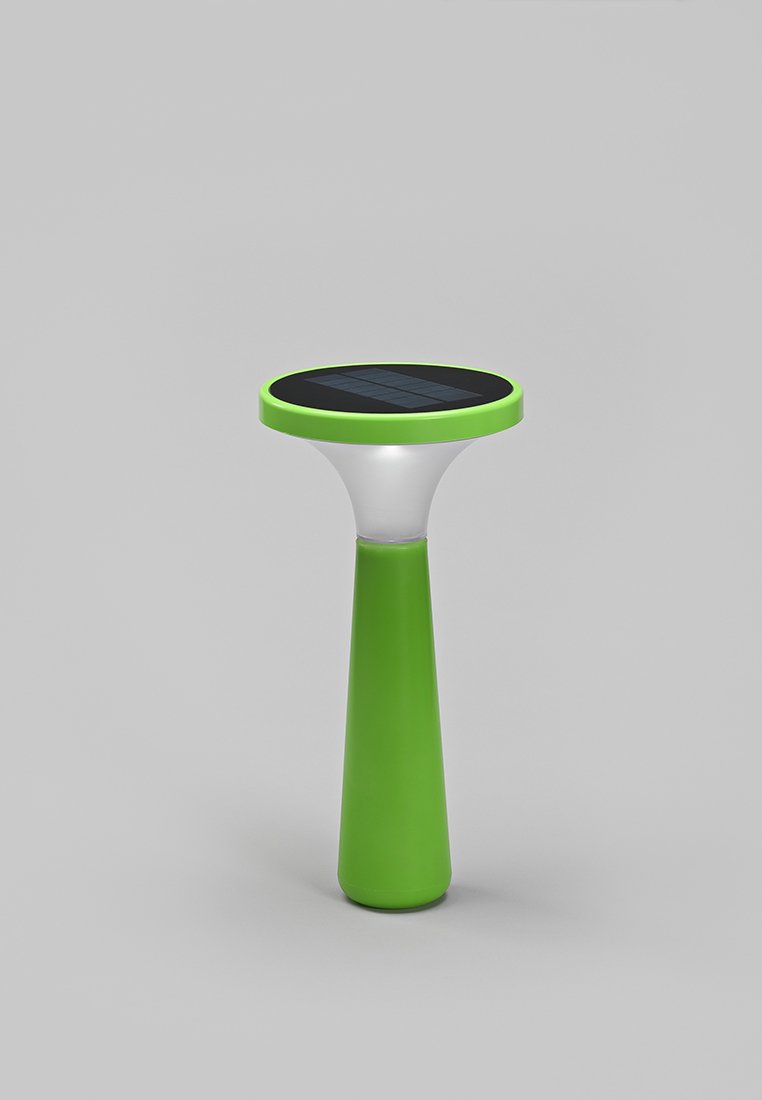 Luce da giardino portatile a energia solare verde e bianca con un pannello solare rotondo sulla parte superiore e base cilindrica rastremata su sfondo grigio.