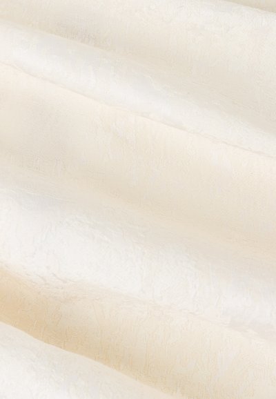 Texturovaná tkanina v jemné krémové barvě, s nádechem lesku a s embosovaným vzorem, který přidává hloubku materiálu.