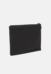 Svart rektangulär dragkedjepåse av slät tyg, utformad för att förvara små personliga föremål eller dokument.