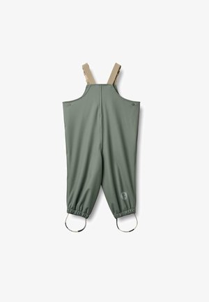 Mono impermeable verde con tirantes ajustables beige, puños elásticos y detalle de logo en la pierna. Textura suave y mate.