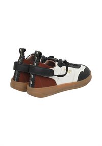 Sneaker nero, bianco e marrone con una parte superiore testurizzata, suola in gomma, design con lacci e due linguette sul tallone. Marchio dorato visibile.