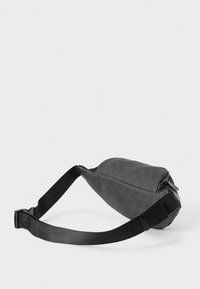 Črna pasna torbica z nastavljivim najlonskim trakom in glavnim predelkom z zadrgo, prikazana na enostavni beli podlagi.