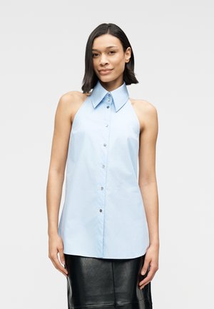 Hellblaues ärmelloses Hemd mit großem Kragen, Knopfleiste vorne und dezentem Glanz. Es hat eine glatte Textur und ein locker geschnittenes Design.