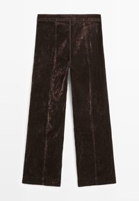 Pantaloni a gamba larga marroni in morbido tessuto testurizzato con vita piatta e dettagli di cucitura verticale, caratterizzati da una finitura liscia e un orlo pulito.