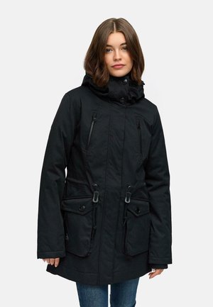 Parka noir avec capuche, dotée de poches zippées, d'une taille à cordon de serrage et de fermetures à pression. Fabriquée en matériau texturé et résistant aux intempéries.