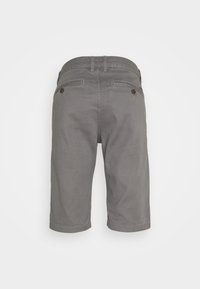 Vue arrière d'un short gris mi-long avec deux poches arrière boutonnées et des passants de ceinture à la taille.