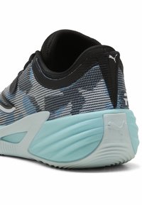 Shoe sportiv texturat, în nuanțe de negru și albastru, cu un superior cu un model distinctiv, amortizare proeminentă la călcâi și o talpă din cauciuc de culoare albastră deschisă. Logo-ul Puma se află pe călcâi.