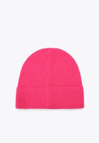 Berretto rosa lavorato a maglia con risvolto arrotolato, caratterizzato da un motivo testurizzato e una parte superiore senza cuciture. Realizzato in materiale morbido e elastico.