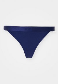 Navyblauwe stringonderbroek met een elastische tailleband, voorzien van het reliëf "BOSS" logo, gecentreerd op een witte achtergrond.