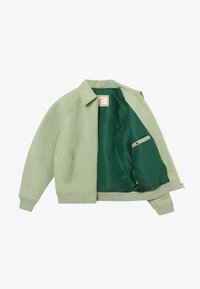 Hellgrüne Bomberjacke mit Reißverschluss, gerippten Bündchen und Saum, offen, um das dunkelgrüne Innenfutter und die Innentasche mit Knopfverschluss zu zeigen.