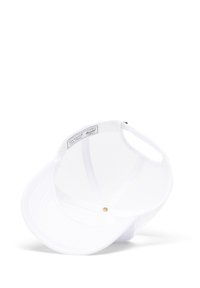 Cappello da baseball bianco con visiera flessibile, retro in rete e una piccola accentuata in metallo. Etichetta interna visibile; design semplice e senza ornamenti.
