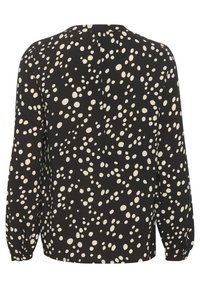 Zwarte blouse met een levendig wit stippenpatroon, lange mouwen, een ronde halslijn en een subtiele plooi aan de achterkant.