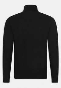 Schwarzer Rollkragenpullover, aus glattem Material gefertigt, mit hohem Rippkragen und langen Ärmeln mit eng anliegenden Rippbündchen. Keine Verzierungen.