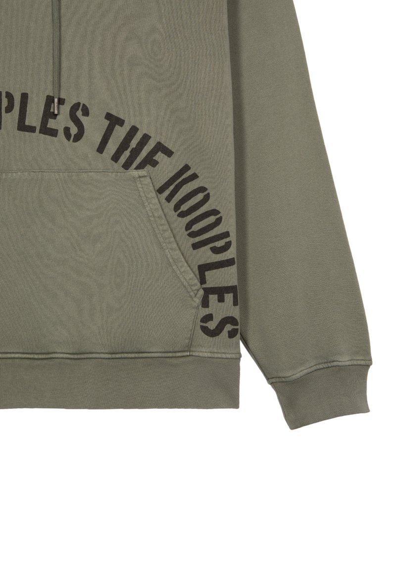 Sudadera con capucha de color verde oliva hecha de algodón, con un bolsillo frontal y un gran texto en negro que dice "THE KOOPLES" a lo largo del costado.