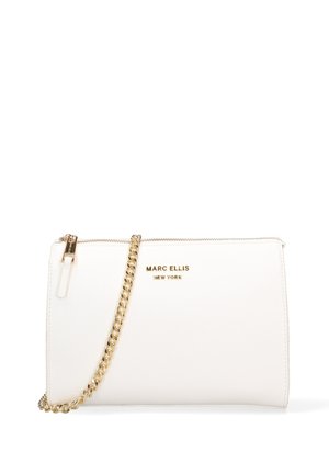 Clutch bag in pelle bianca con tracolla in catena dorata e chiusura con zip. Presenta il logo del brand impresso sul fronte, una texture liscia e una forma rettangolare.