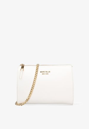 Clutch bag in pelle bianca con tracolla in catena dorata e chiusura con zip. Presenta il logo del brand impresso sul fronte, una texture liscia e una forma rettangolare.