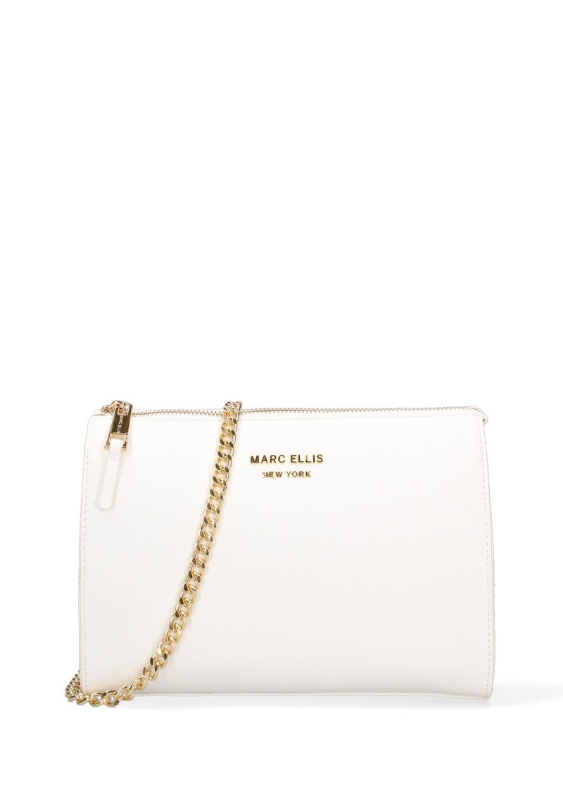 Clutch bag in pelle bianca con tracolla in catena dorata e chiusura con zip. Presenta il logo del brand impresso sul fronte, una texture liscia e una forma rettangolare.