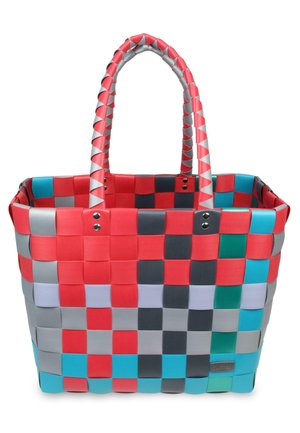 Gewebte Tasche mit einem Schachbrettdesign in Rot, Grau und Türkis. Hergestellt aus strapazierfähigem Kunststoff mit zwei gemusterten Griffen.