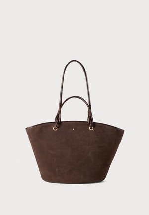 Geanta de umăr din suede maro, cu mânere din piele netedă, având accesorii din metal auriu și un capac larg, deschis, conceput pentru acces facil.
