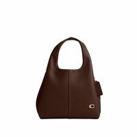 Bolso de mano de cuero marrón texturizado con asa corta y detalle de logotipo dorado en la parte inferior derecha, presentado sobre un fondo blanco.