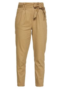 Chino kalhoty v světlé béžové barvě, s vysokým pasem, záhyby a opaskem z odpovídajícího materiálu. Hladká textura a zúžený design nohavic.
