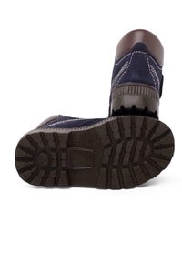 Stivale alla caviglia in suede blu con accenti marroni, dotato di una suola in gomma testurizzata con un profondo battistrada per una maggiore aderenza e durata.
