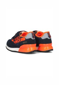 Marine sneakers met een gestructureerde bovenzijde, oranje accenten, klittenbandsluitsingen, grijze hieldetails en een zwarte rubberen buitenzool met een heldere tussenzool.