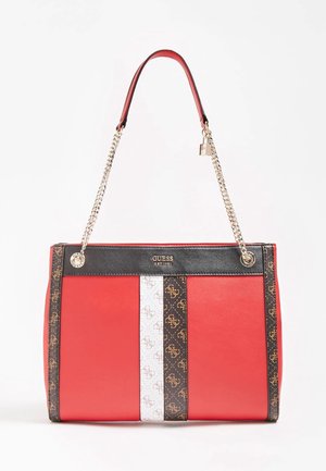 Rode Guess-handtas met kettingriem, met zwart-wit-bruine verticale strepen in het logo-patroon en gouden hardware accenten.