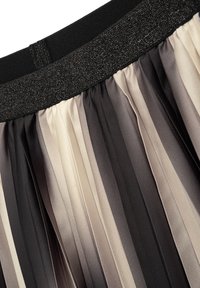 Faltenrock mit einem schwarzen Bund, der horizontale Streifen in Schwarz, Taupe und Creme aufweist, gefertigt aus einem satinähnlichen Material.